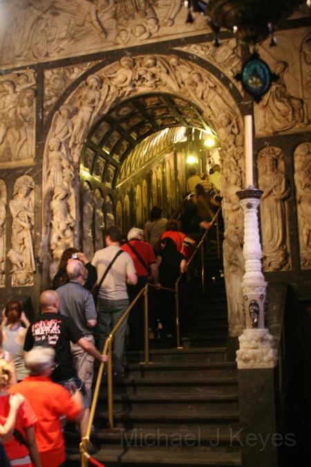 IMG_5694.JPG - Line to see the Black Madonna, enter on the right side of the basilica