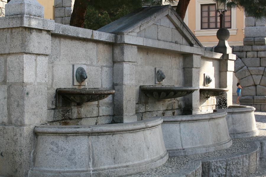 IMG_7508.JPG - Fountains at the entrance to a small park