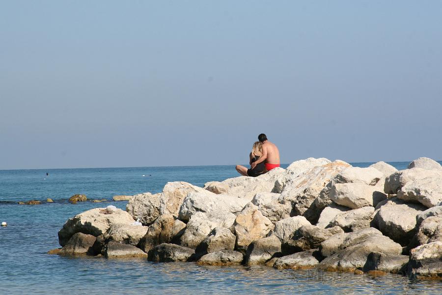 IMG_1541.JPG - On the Rocks in Pescara