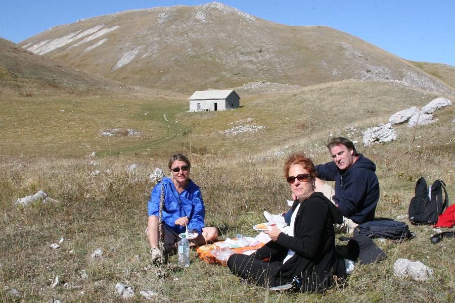 IMG_1743.JPG - Lunch at the Crest of Monte Morrone