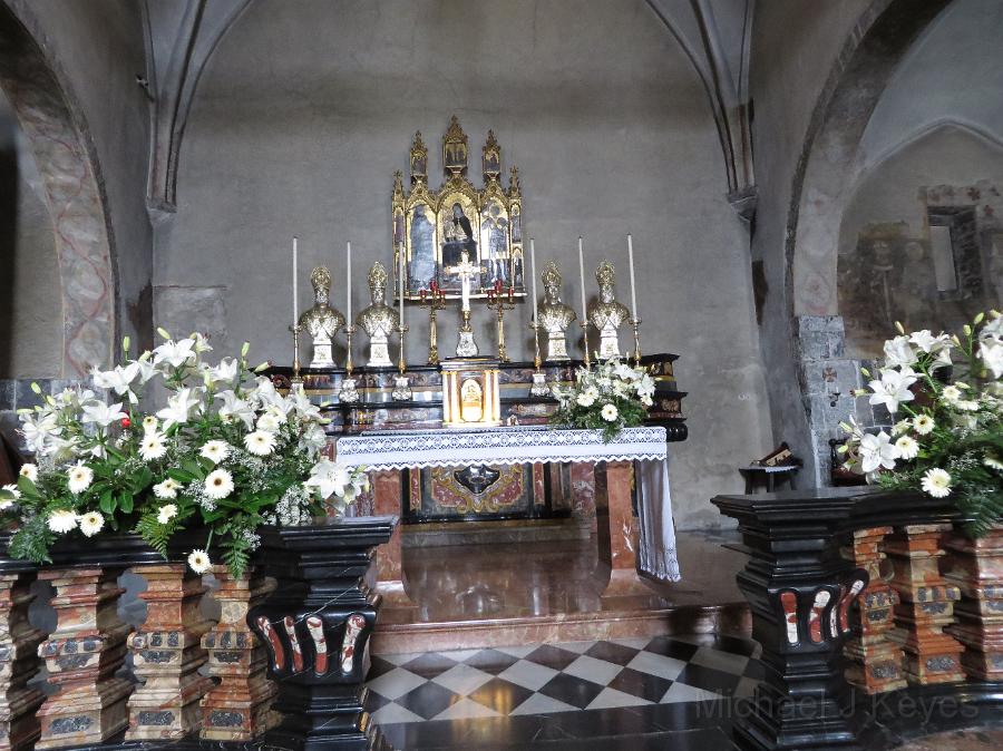 IMG_0566.JPG - Inside the Church with the steeple observed on the way to Veranno