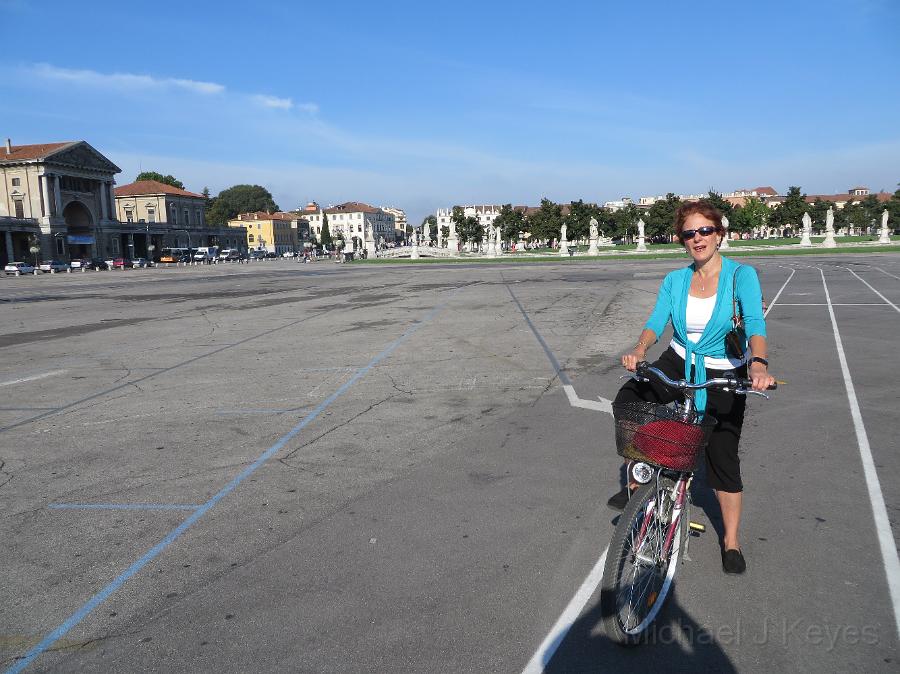 IMG_1198.JPG - Hotel M14 Bikes are great, Here we are a Prato della Valle