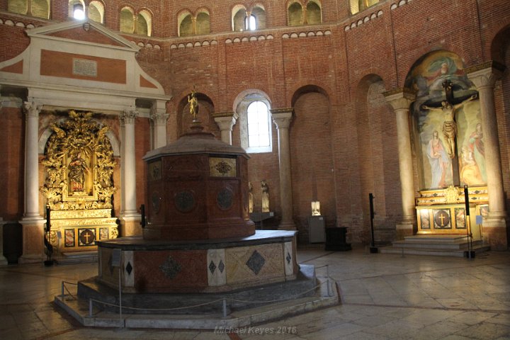 IMG_3514.JPG -  baptismal font dates back to 1531, This huge tank, made in 1531 from a single block of 'Ammonitico Rosso', a kind of red fossil limestone from the region of Verona, is said not to be a baptismal font but rather a reservoir from which the Bishop could bless the Easter holy water to be distributed out to the city parishes.