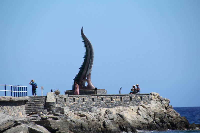 IMG_9213.JPG - Sculpture at the entrance to the harbor. 
