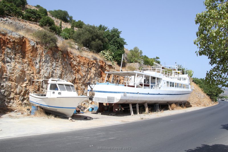 IMG_8864.JPG - Walking along the road from Schlsma to Plaka