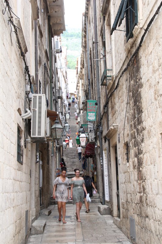 IMG_7675.JPG - Alley with steps to climb.   Who needs Sky Scrapers... when you liive in Dubrovnik. 