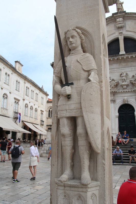 IMG_7679.JPG - Mythical Gothic column of Roland is one of many throughout europe. The Roland of Dubrovnic is a hero who would have rescued the city from a siege of several months when he arrived with his fleet; It represents the symbol of freedom. 
