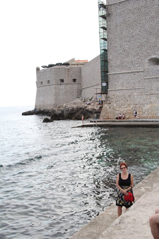 IMG_7729.JPG - Wall in the background and we encountered some swimmers... it was hard to resit. 