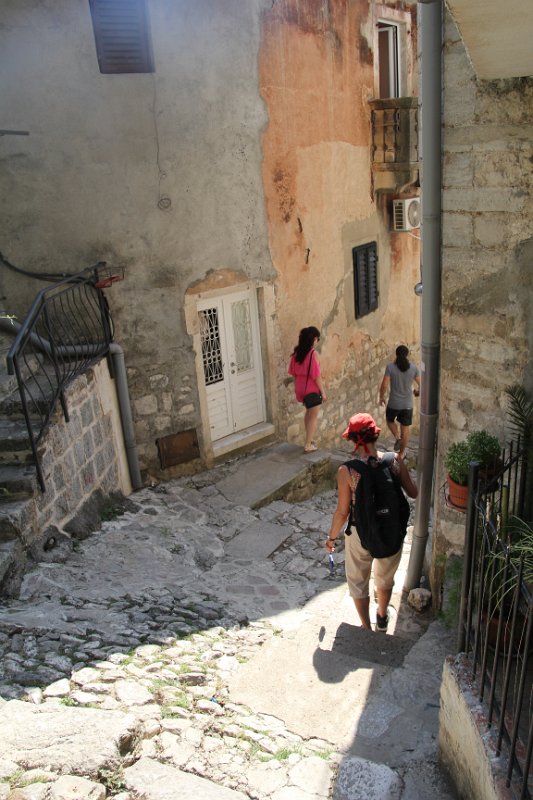 IMG_8521.JPG - Walking down the hill