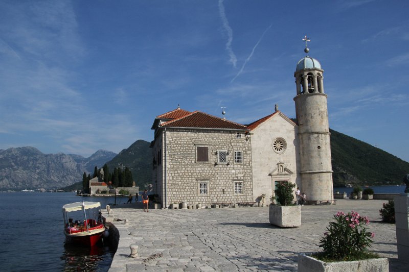 IMG_8646.JPG - Church and taxi boat