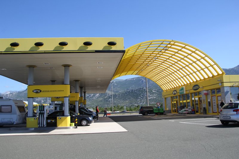 IMG_9366.JPG - Typical rest area on the motorway... restrooms and coffee. 
