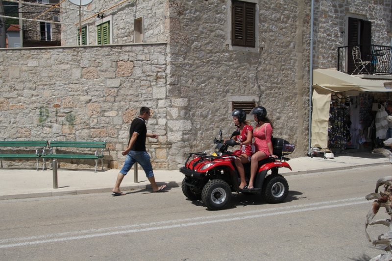IMG_0779.JPG -  Walking down to the town of Bol 