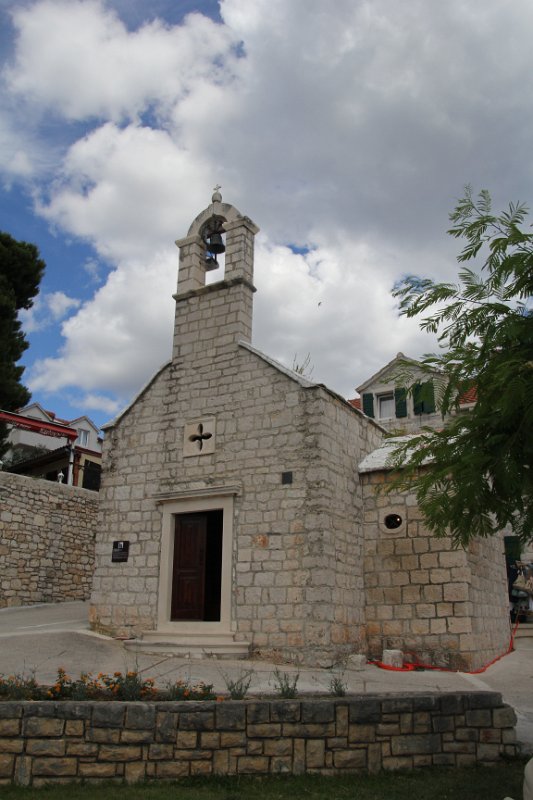 IMG_0804.JPG - Church in the center of Bol